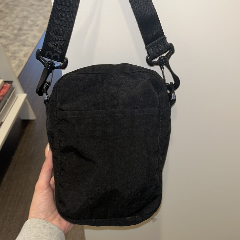 BAGGU sport crossbody bag with adjustable strap